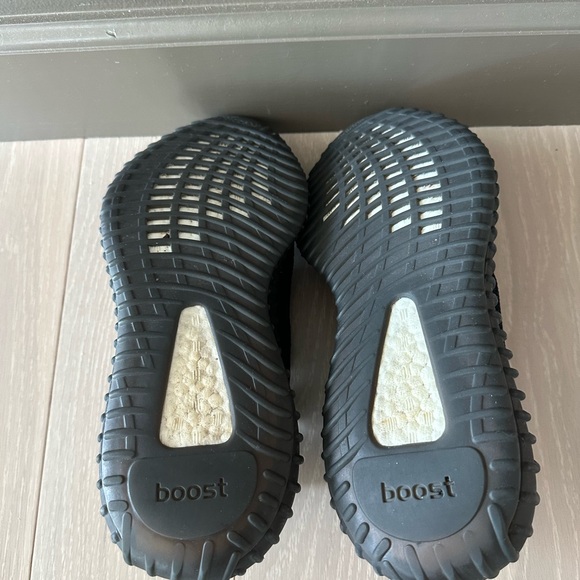 Yeezy Boost 350 V2 - Picture 4 of 5